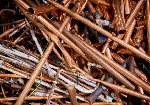 Koper verkopen van een partij gemengd rood