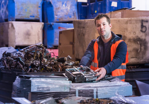 Medewerker van Schenk Recycling verwerkt een oude computer voor duurzame e-waste recycling. Lid van Wecycle.