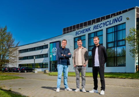 Joost, Steven en Rogier van Schenk Recycling voor het hoofdkantoor in Almere