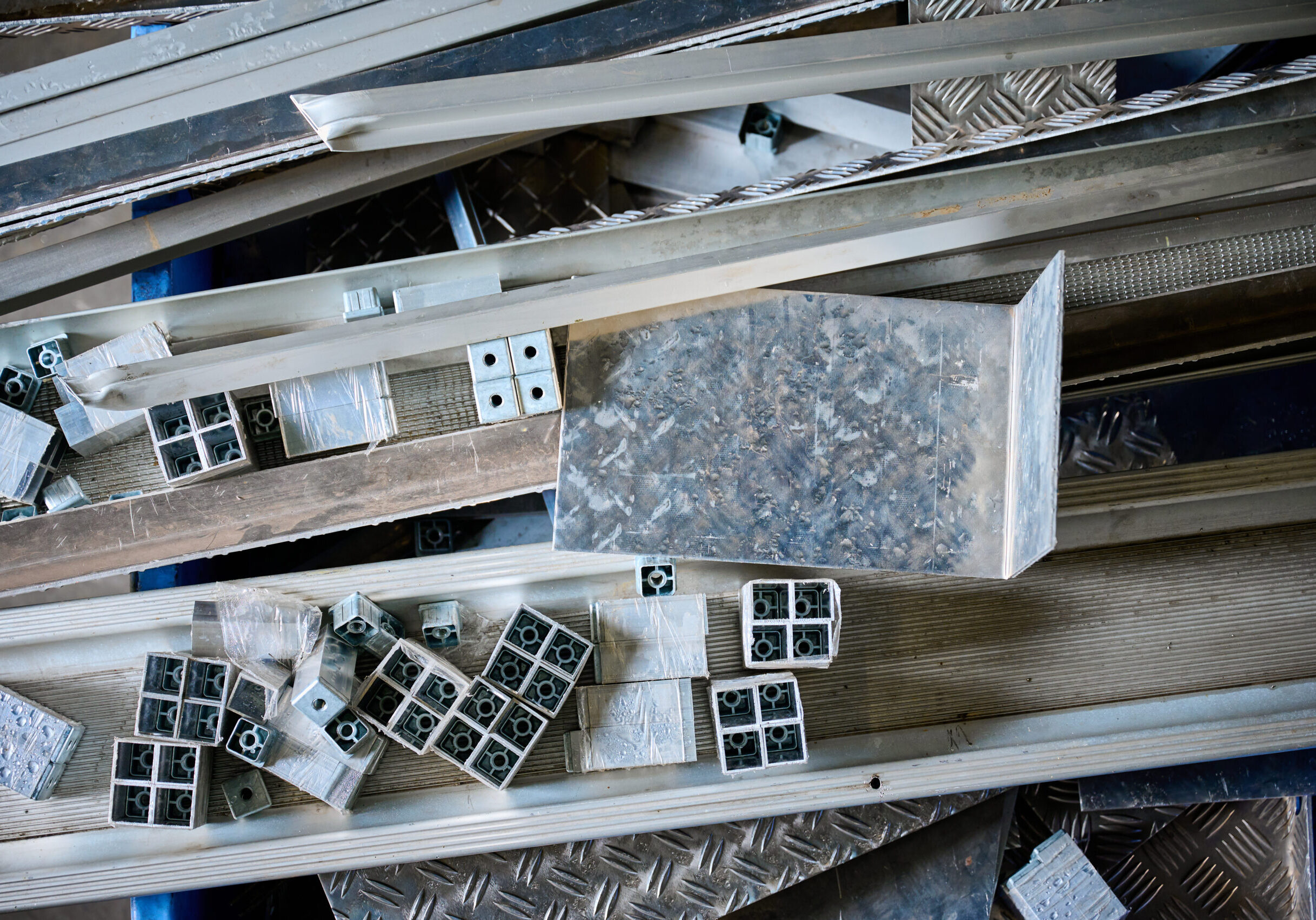 Oud aluminium bij Schenk Recycling, onderdeel van gescheiden afvalstromen.