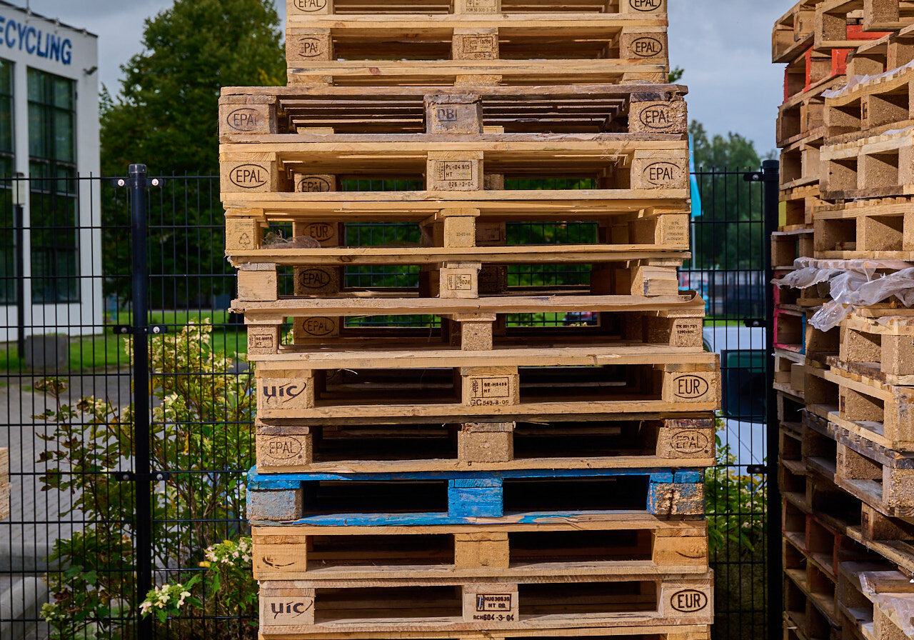 Stapel houten blokpallets klaar voor recycling bij Schenk Recycling.