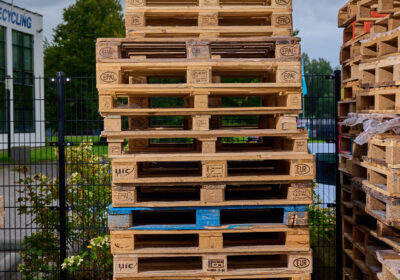 Stapels Europallets klaar voor inkoop en recycling bij Schenk Recycling.