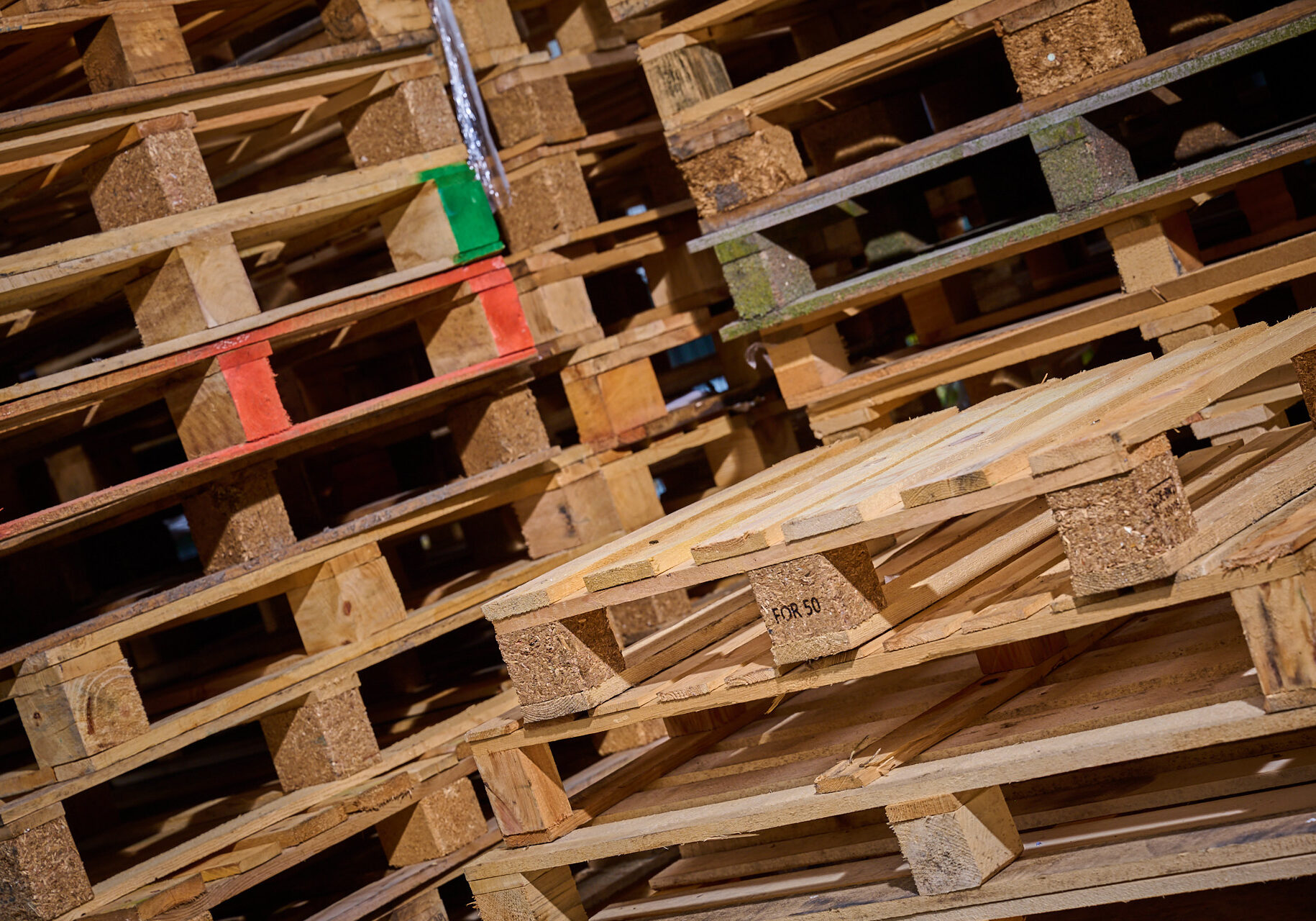Stapel CP-pallets klaar voor recycling bij Schenk Recycling