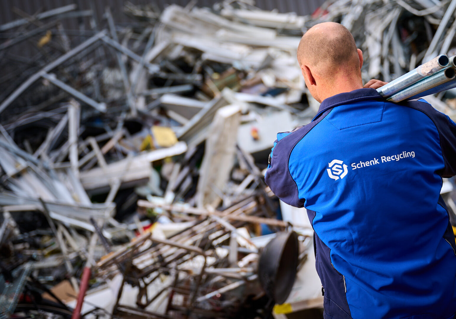 Schenk Recycling medewerker helpt klant bij het inleveren van oud ijzer